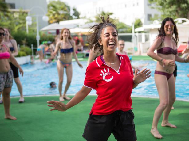 Gente che si diverte in piscina con un'animatrice.