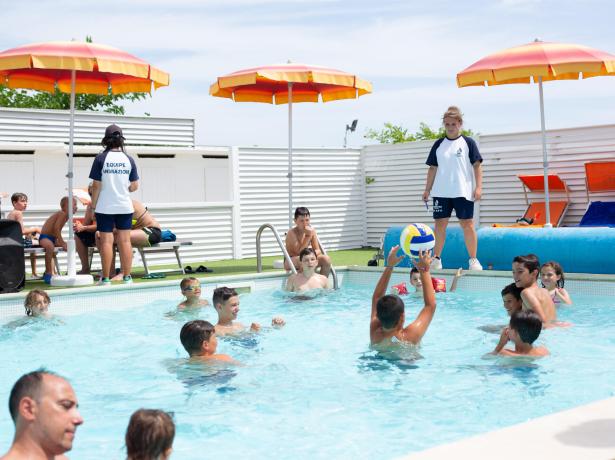 Les enfants jouent dans la piscine sous la supervision des animateurs.