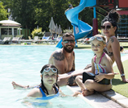 Piscina per bambini con giochi gonfiabili e decorazioni marine.