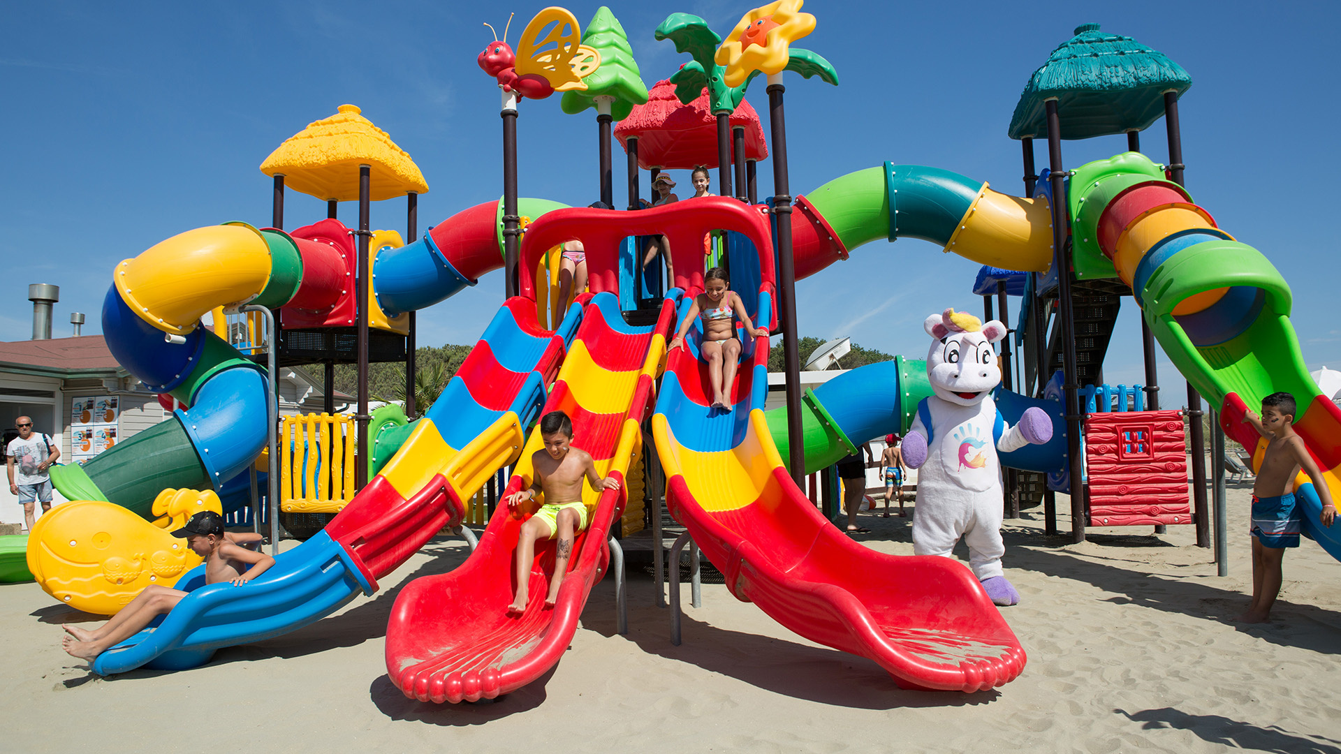 Piscina per bambini con giochi e gonfiabili in un ambiente colorato e divertente.