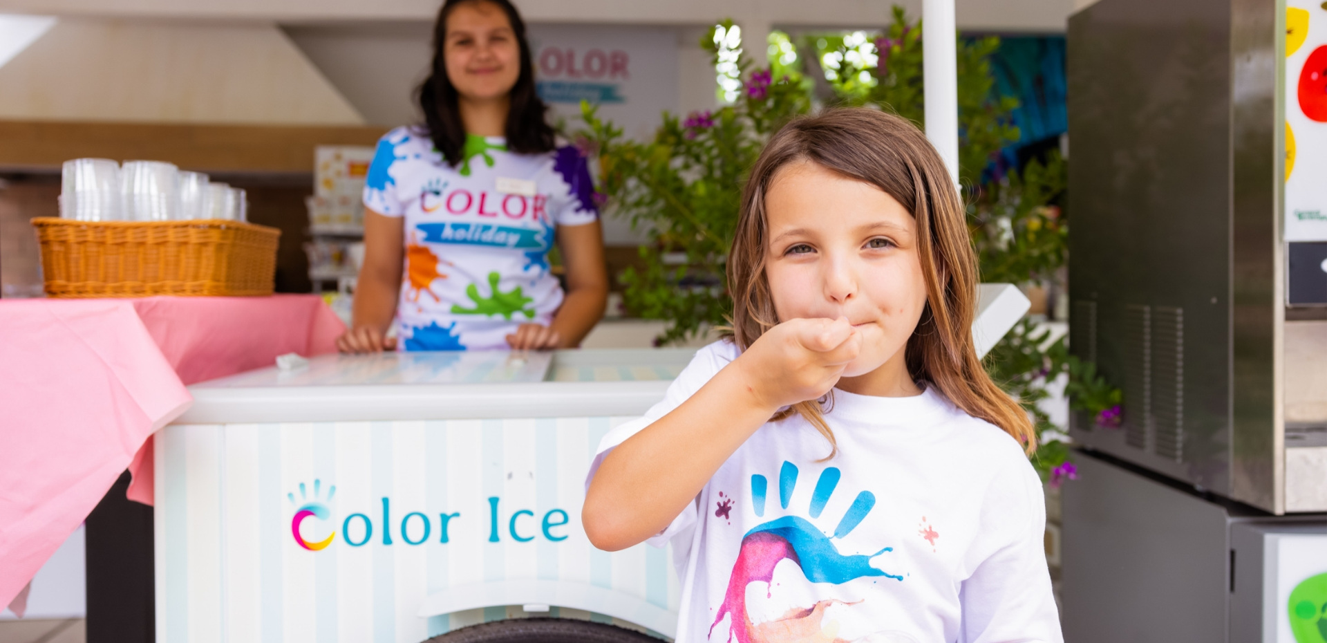Glückliches Kind genießt buntes Eis, Lächeln und Sommerfreude.