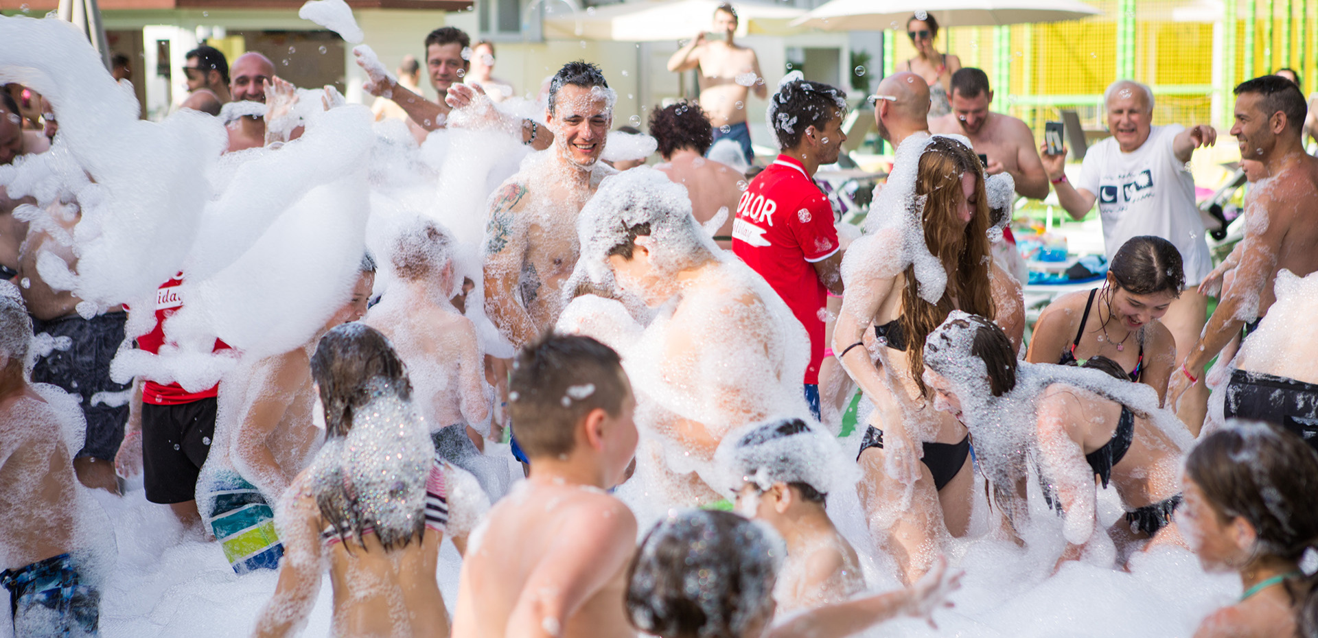 Poolparty mit Schaum, Lachen und ansteckendem Spaß.
