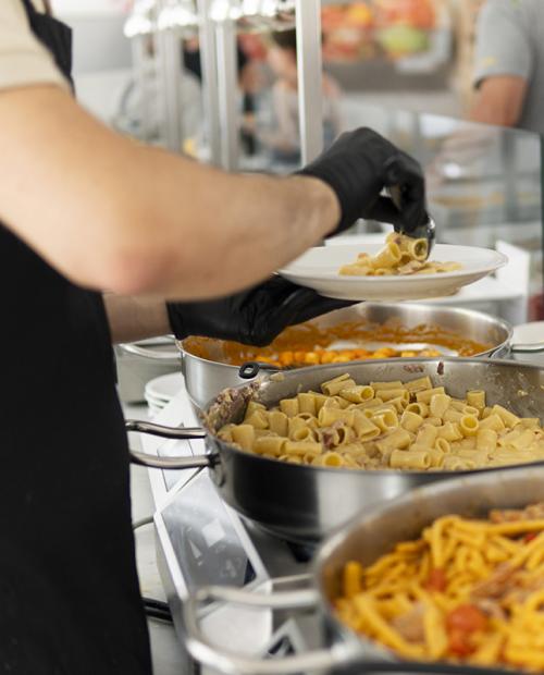 Ein einladendes Pasta-Buffet, voller köstlicher Aromen und Geschmäcker.