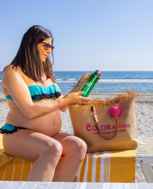 Schwangere Frau am Strand, Entspannung und Gelassenheit unter der Sommersonne.